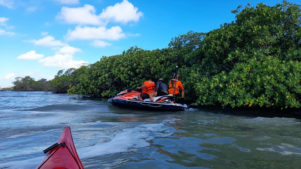 Personal de la Conanp acudió hasta la zona del hallazgo de los restos en la Laguna Nichupté en Cancún para retirarlos del agua