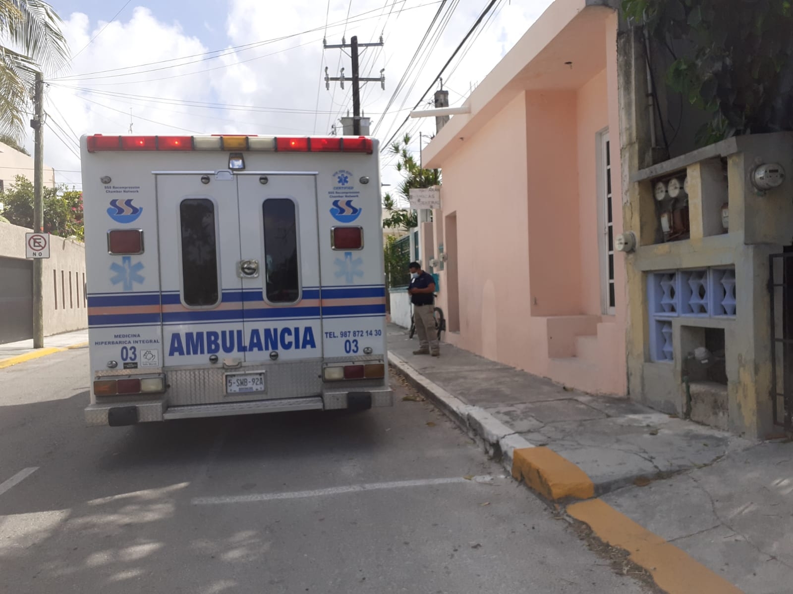 Una ambulancia llegó hasta la casa del hombre, pero paramédicos sólo confirmaron su muerte, por lo que dieron aviso a la Policía de Cozumel Una ambulancia llegó hasta la casa del hombre, pero paramédicos sólo confirmaron su muerte, por lo que dieron aviso a la Policía de Cozumel