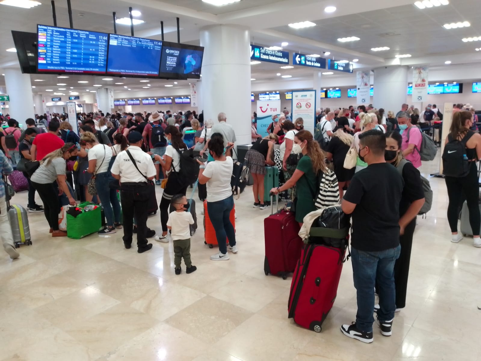 Entre los vuelos cancelados en el aeropuerto de Cancún se encuentran salidas hacia Chicago, Dallas y otras ciudades de Estados Unidos Entre los vuelos cancelados en el aeropuerto de Cancún se encuentran salidas hacia Chicago, Dallas y otras ciudades de Estados Unidos