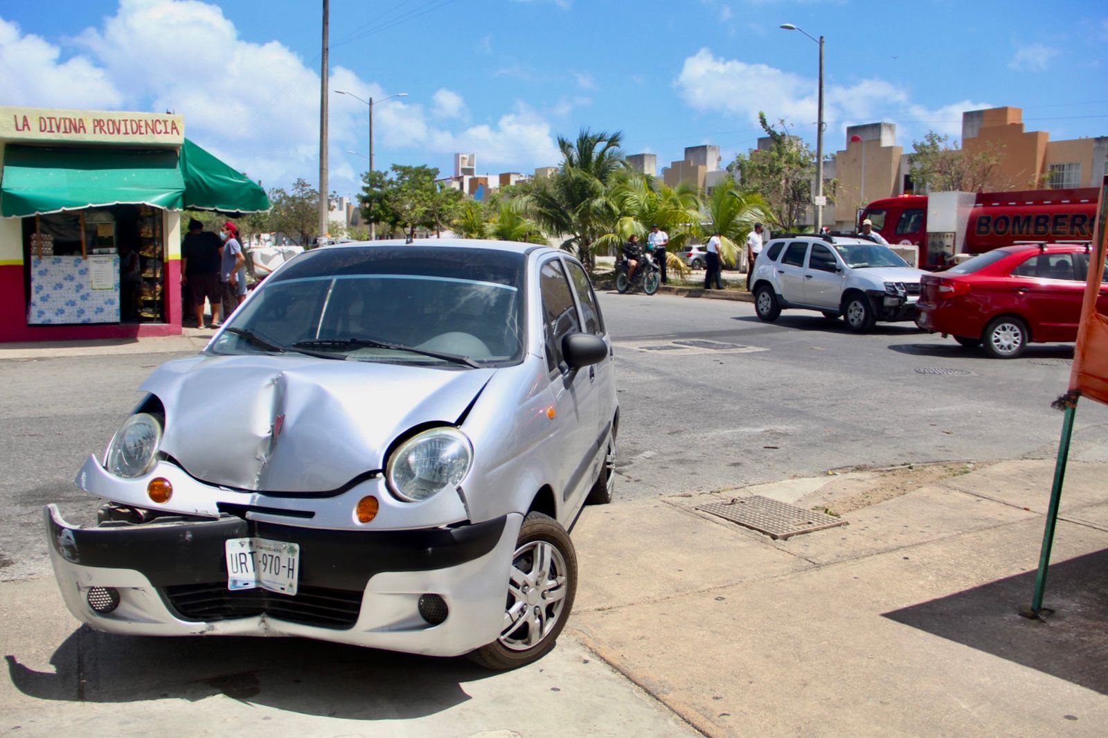 La unidad que provocó el accidente quedó a un lado de la avenida Chetumal en el fraccionamiento Prado Norte de Cancún