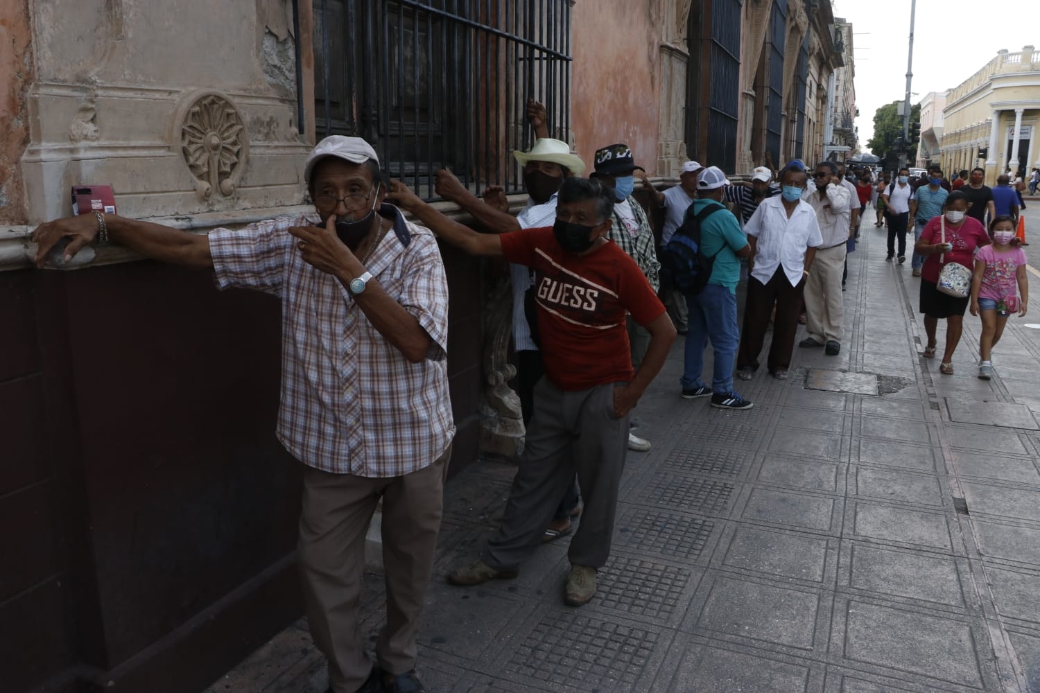 La fila daba la vuelta a la manzana, ante los intentos rayos del sol La fila daba la vuelta a la manzana, ante los intentos rayos del sol