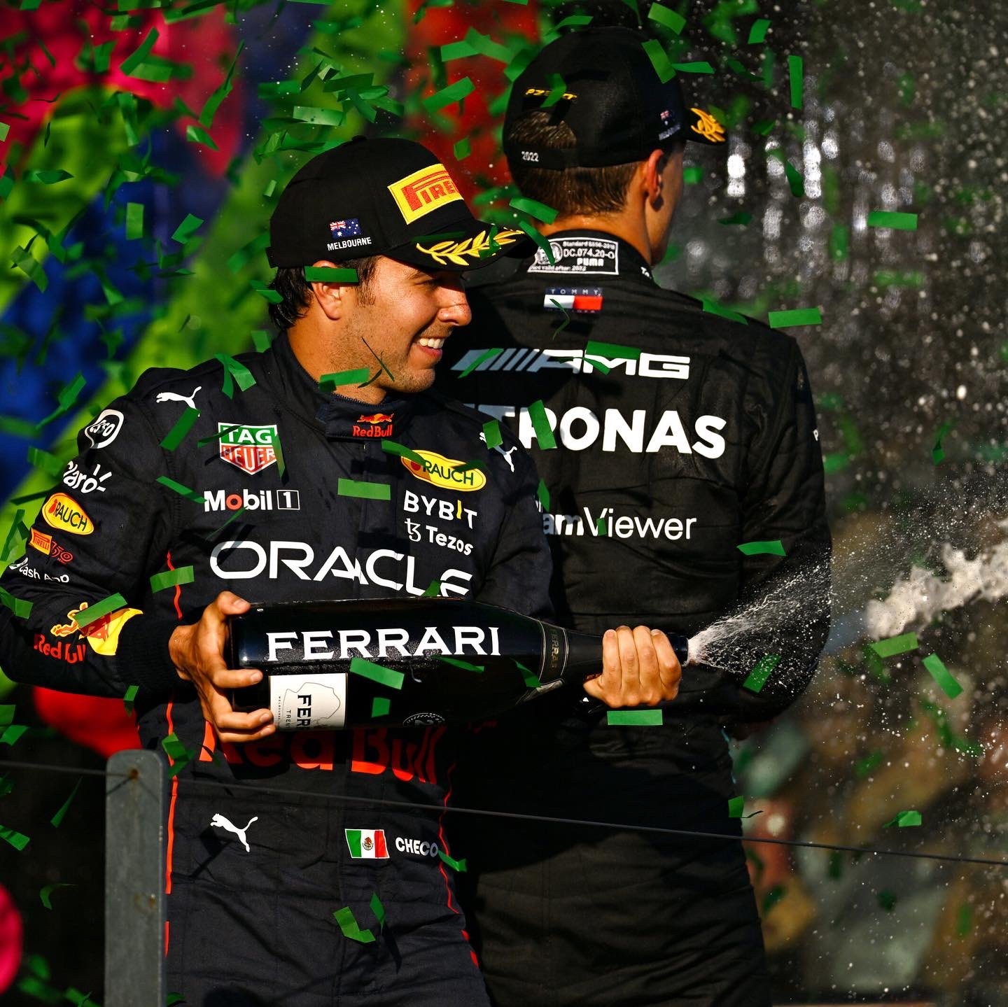 Checo Pérez logró subirse al podio, mientras que su compañero Max Verstappen se quedó fuera