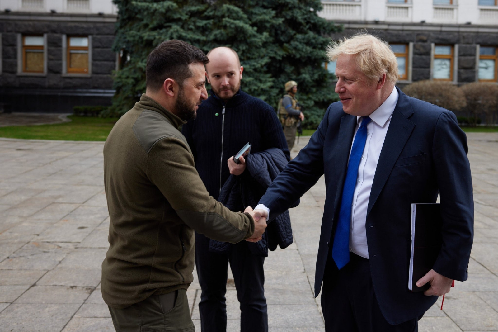 Boris Johnson yZelenski dialogaron y caminaron por Kiev como símbolo de unidad entre Reino Unido y Ucrania