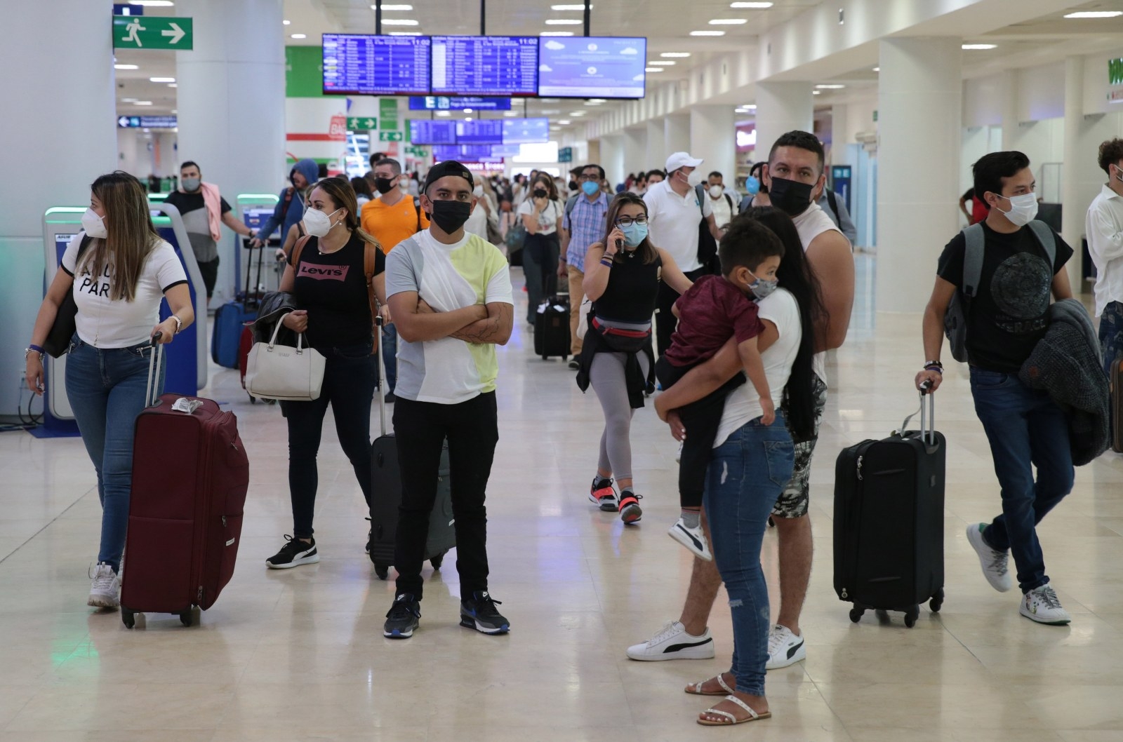 Familias completas llegaron a Cancún para disfrutar del sol, mar y arena, por lo que esperan que haya días soleados y no se registren lluvias Familias completas llegaron a Cancún para disfrutar del sol, mar y arena, por lo que esperan que haya días soleados y no se registren lluvias