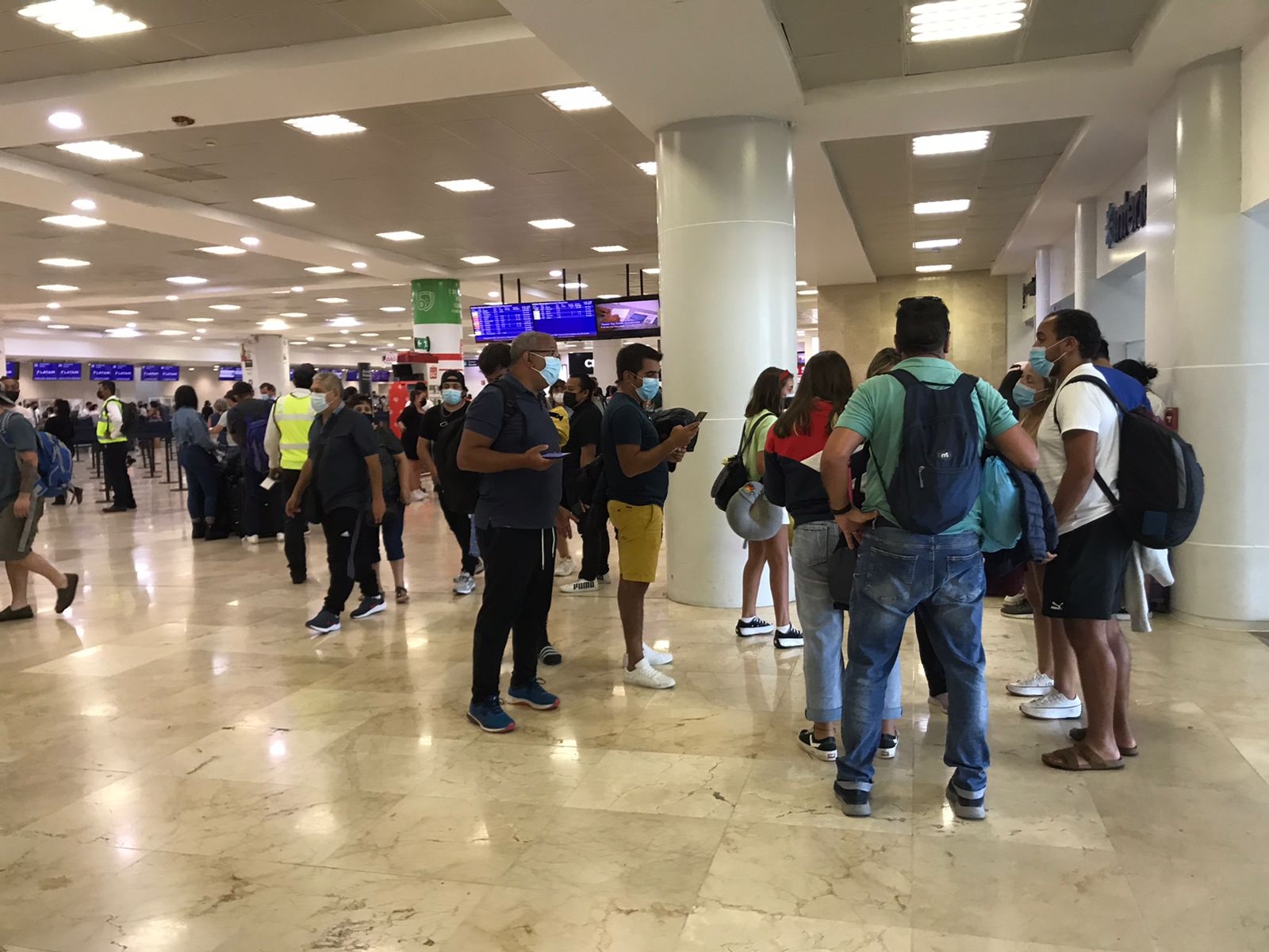 Los vuelos programados en el interior del país tanto en llegadas como de salidas son a sitios como: Acapulco, Aguascalientes, Bajío, Chihuahua y Ciudad Juárez Los vuelos programados en el interior del país tanto en llegadas como de salidas son a sitios como: Acapulco, Aguascalientes, Bajío, Chihuahua y Ciudad Juárez
