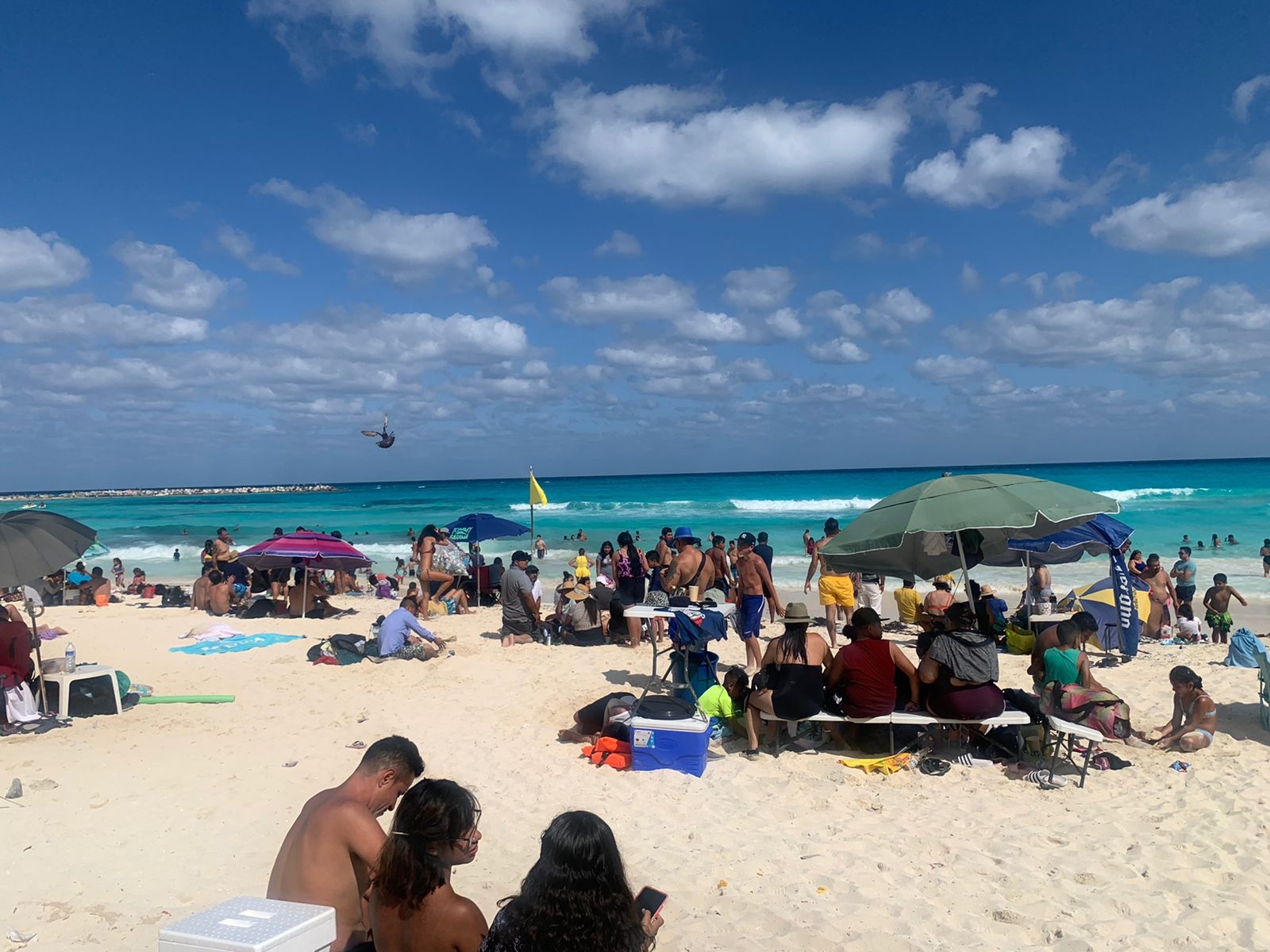 Con sombrillas, casas de campaña y sobreros, turistas llegaron a los arenales de Playa Gaviotas