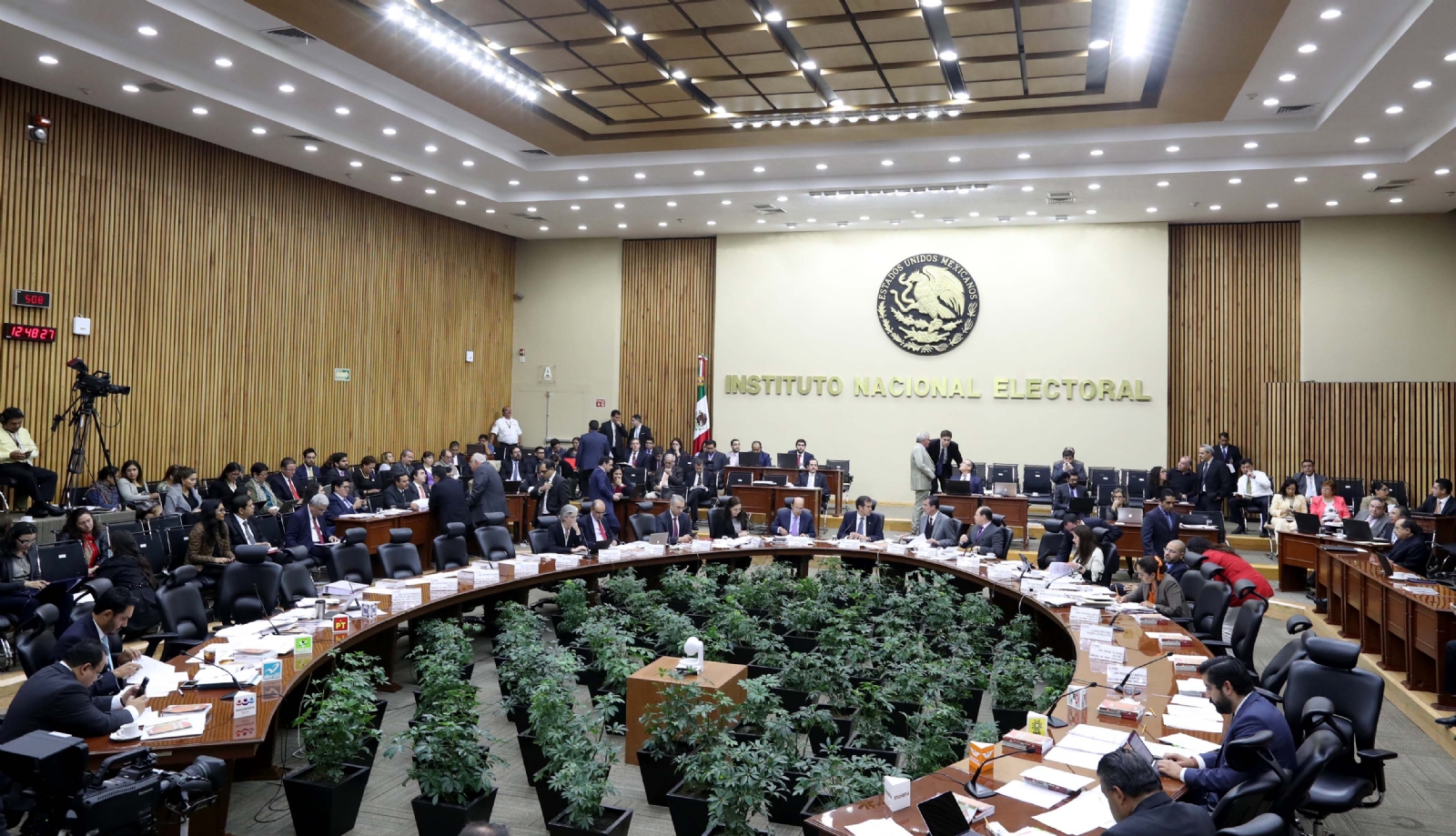 El INE inició el cómputo de los votos a partir de las 20:00 horas. Foto: INE