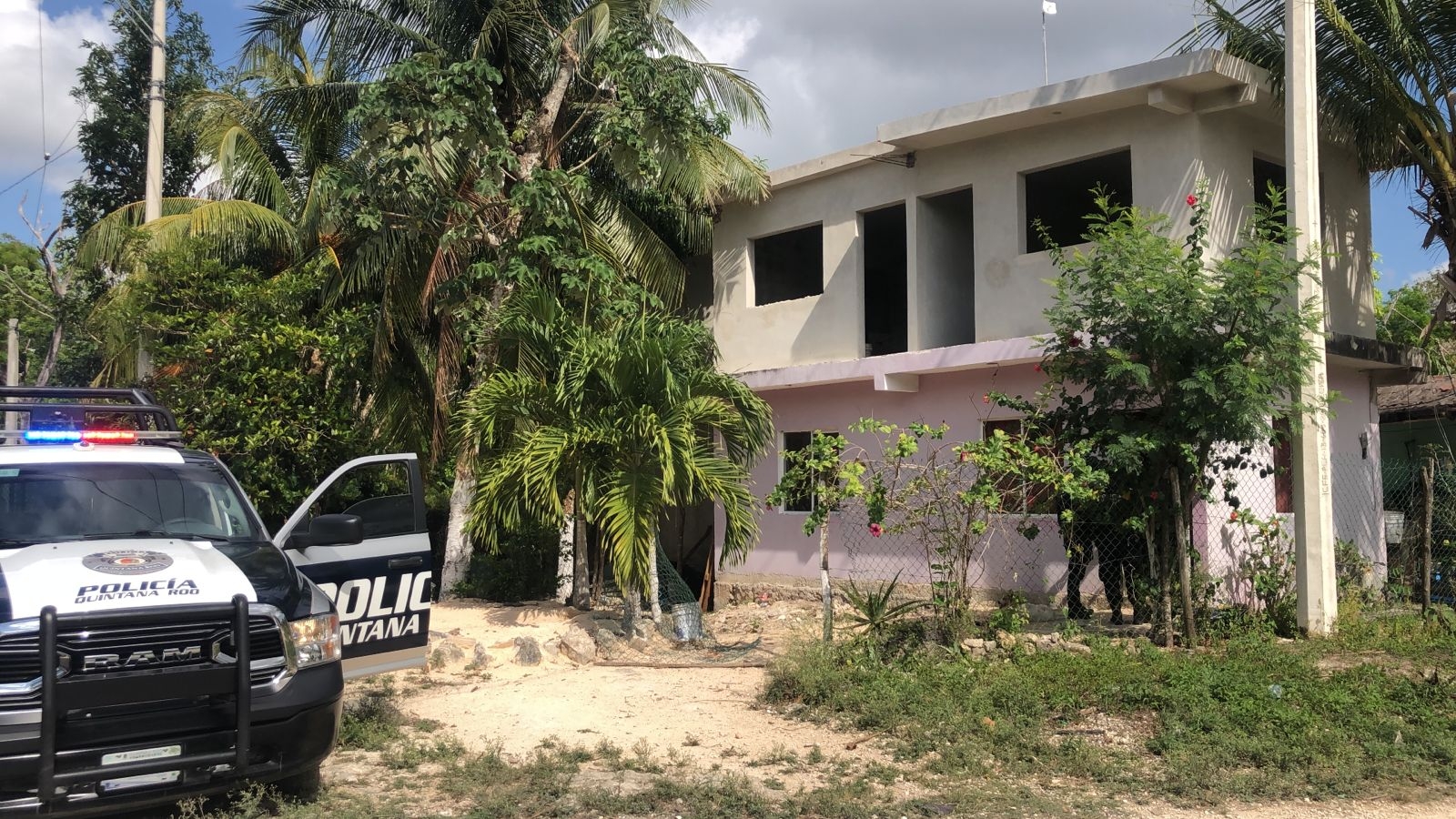 Personal del Semefo acudió para el levantamiento del cuerpo de la mujer que se ahorcó en Cancún mientras su madio dormía Personal del Semefo acudió para el levantamiento del cuerpo de la mujer que se ahorcó en Cancún mientras su madio dormía