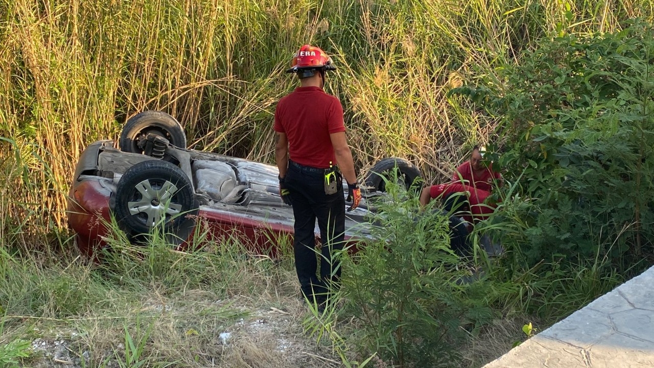 El auto terminó fuera del camino y con dos personas prensadas El auto terminó fuera del camino y con dos personas prensadas