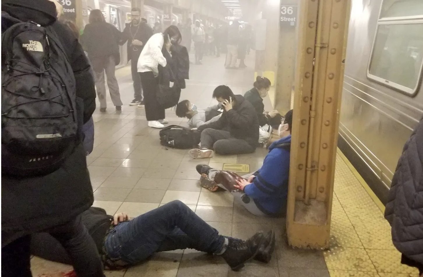 El tiroteo en el metro de Nueva York generó caos, las personas heridas tuvieron que ser trasladadas a hospitales cercanos, la policía ya investiga el ataque