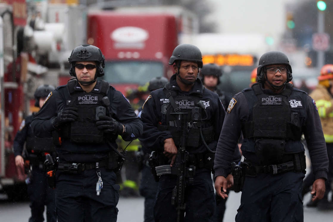La Policía de Nueva York arribó al metro junto con servicios de emergencia para atender a los heridos y comenzar la investigación para dar con el responsable del tiroteo