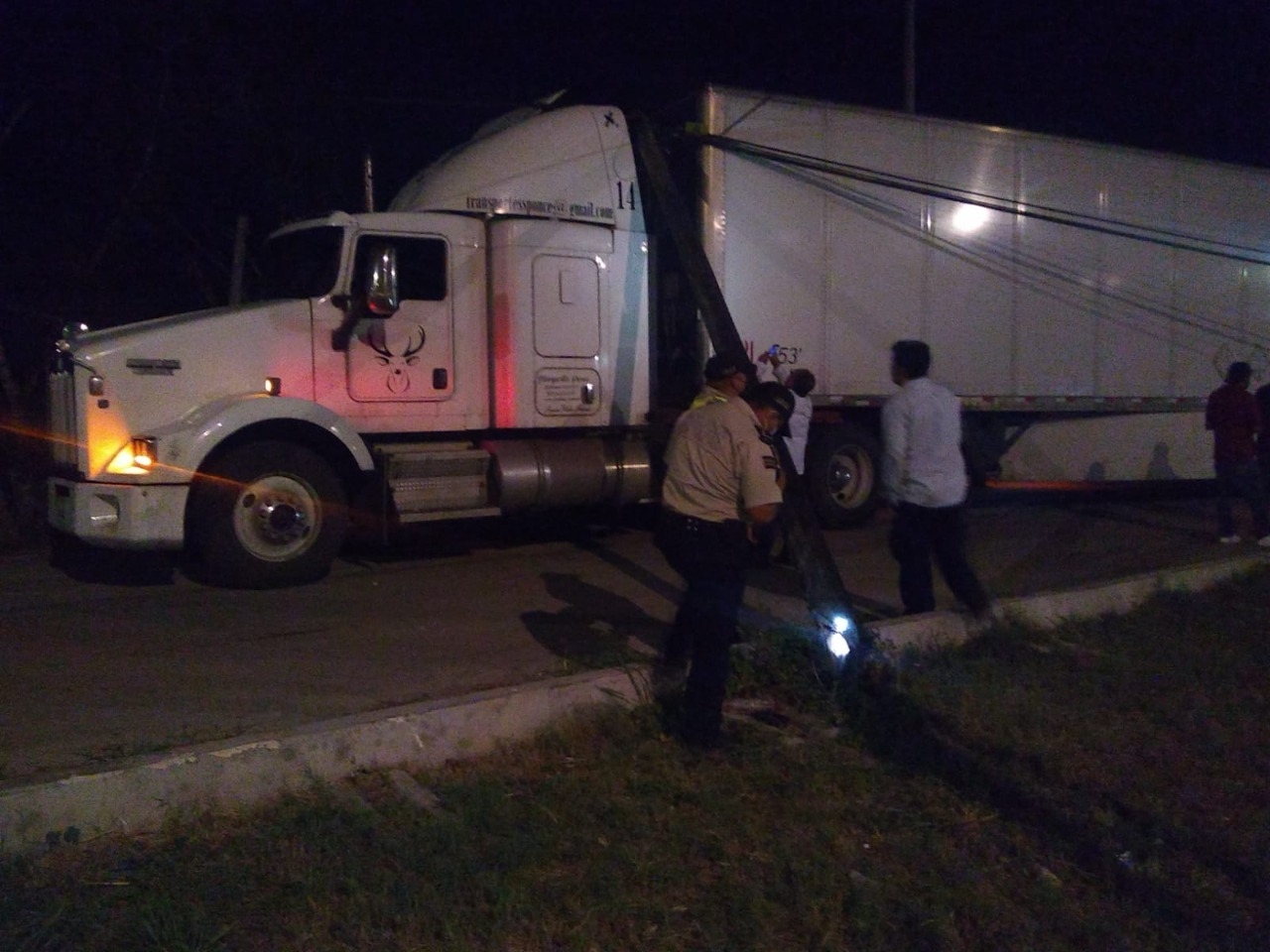 El conductor de la unidad no se dio cuenta del poste cuando circulaba cerca de la colonia Chichí Suárez El conductor de la unidad no se dio cuenta del poste cuando circulaba cerca de la colonia Chichí Suárez