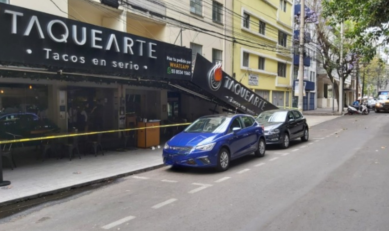 Cuerpos de emergencia coordinan el retiro del toldo de un restaurante ubicado en la calle de Culiacán, en la colonia Condesa Cuerpos de emergencia coordinan el retiro del toldo de un restaurante ubicado en la calle de Culiacán, en la colonia Condesa