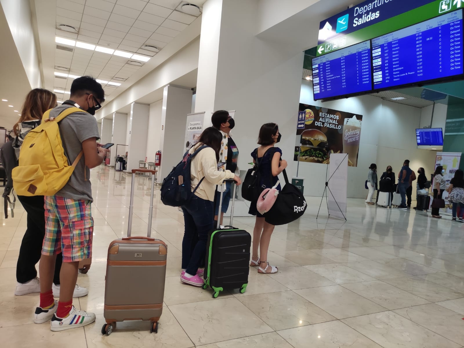 De los 33 vuelos, 12 son los vuelos programados de llegada al aeropuerto de Mérida De los 33 vuelos, 12 son los vuelos programados de llegada al aeropuerto de Mérida
