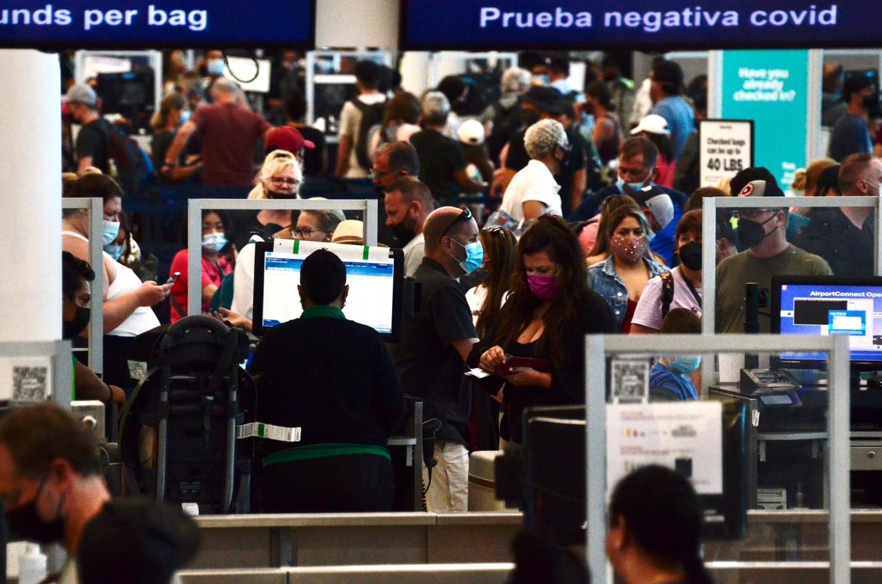Los pasajeros de vuelos cancelados en el aeropuerto de Cancún fueron reprogramados para mañana, según informaron las aerolíneas Los pasajeros de vuelos cancelados en el aeropuerto de Cancún fueron reprogramados para mañana, según informaron las aerolíneas