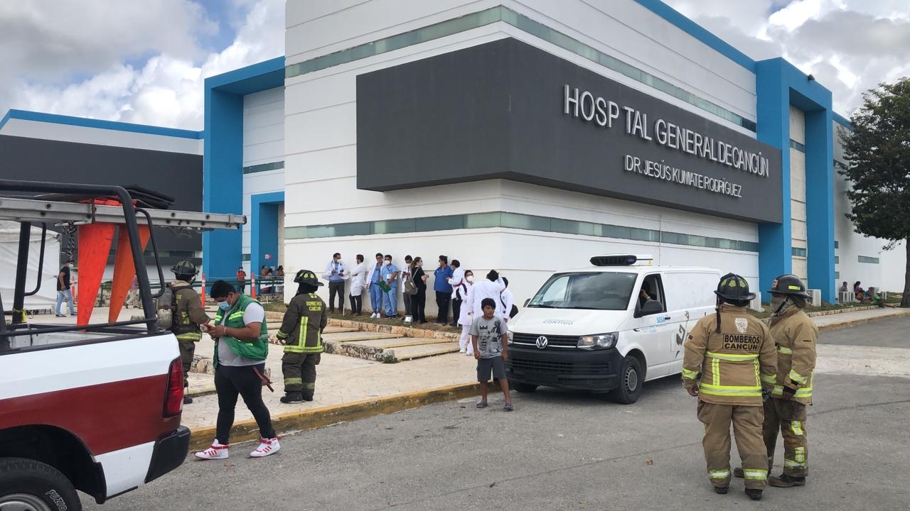 Personas que se hallaban dentro del Hospital General de Cancún tuvieron que salir para permitir el trabajo de los bomberos Personas que se hallaban dentro del Hospital General de Cancún tuvieron que salir para permitir el trabajo de los bomberos