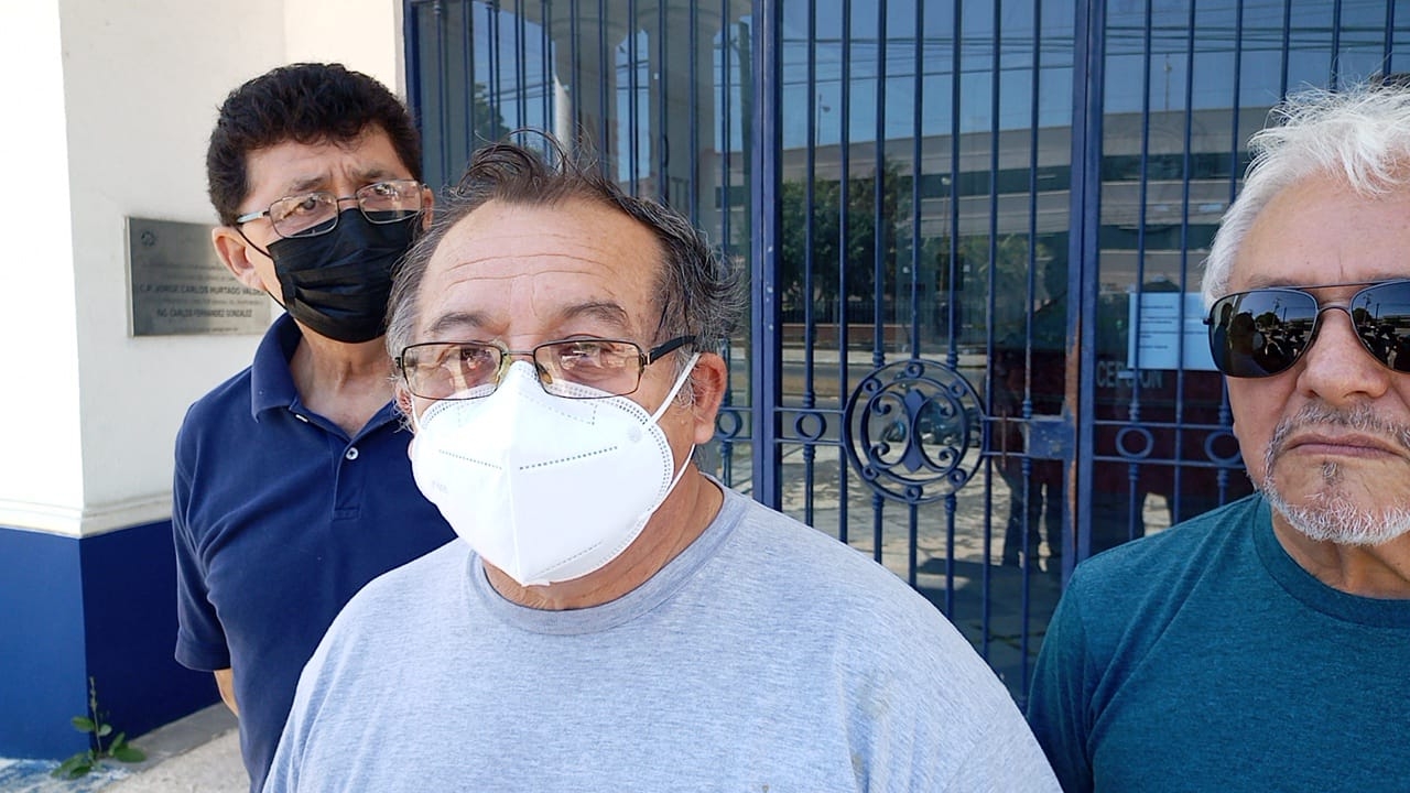 Los inconformes asegura se plantaron afuera de la Corona para denunciar las irregularidades Los inconformes asegura se plantaron afuera de la Corona para denunciar las irregularidades