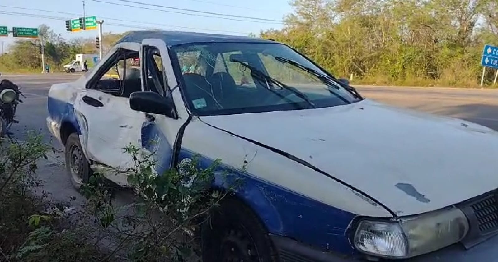 Vehículo Tsuru contra el que dos personas a bordo de una motocicleta se estrellaron