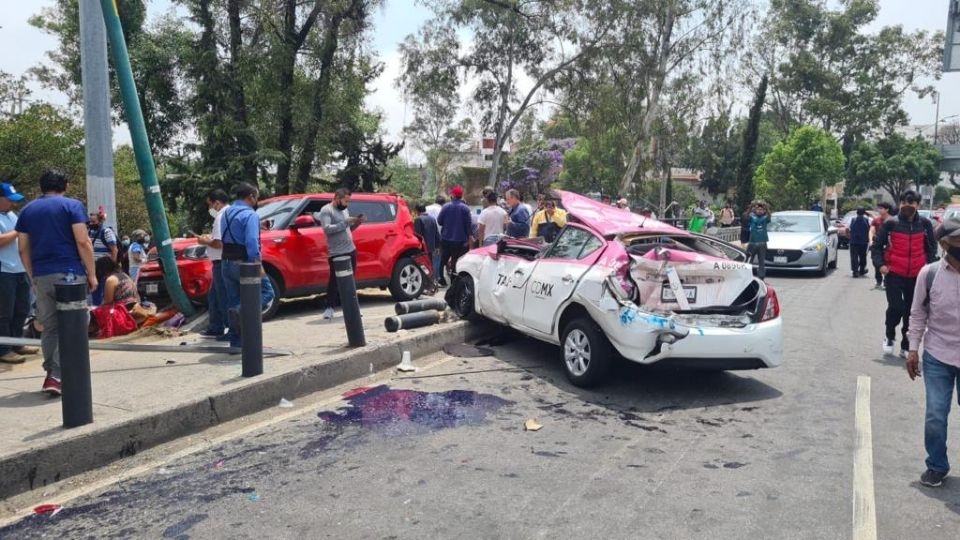 Un camión sin frenos se impactó contra cuatro vehículos cerca de la estación del Metrobús La Joya en Insurgentes Sur, CDMX.