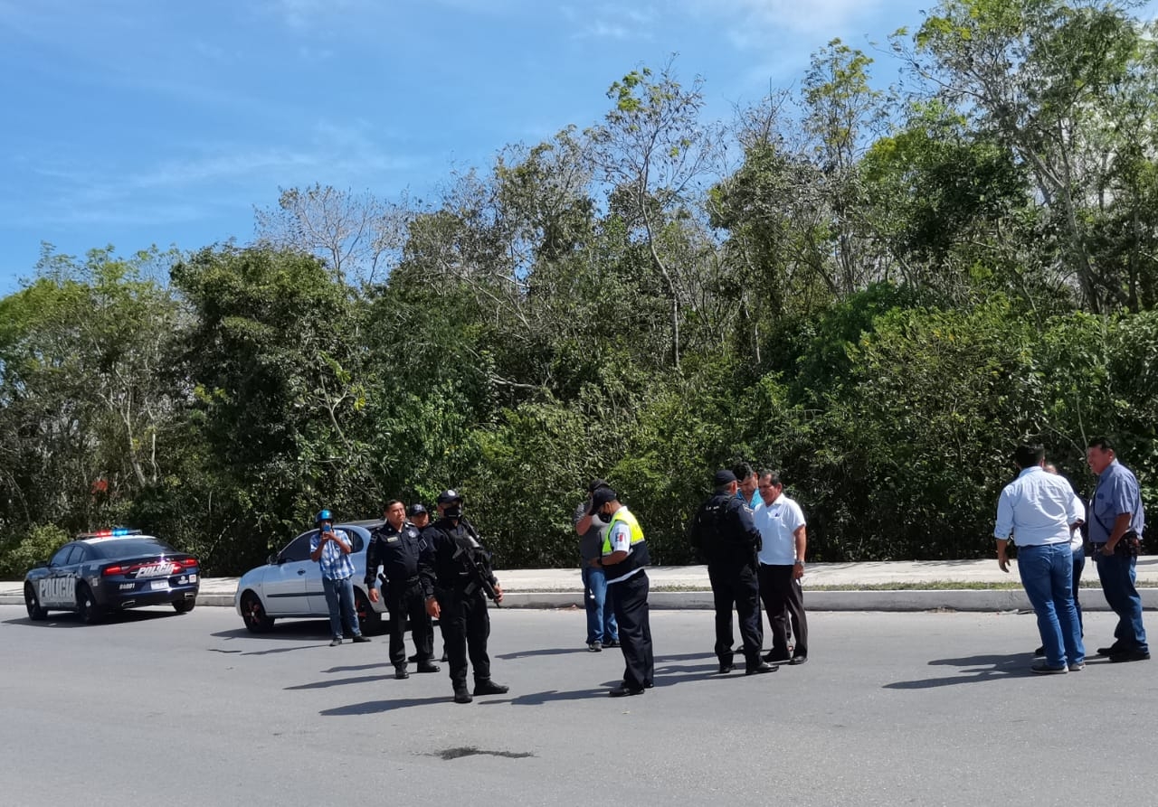 Elementos de la Policía de Playa del Carmen acudieron la zona donde transportistas evitaban el trabajo de personal del Imoveqroo para controlar la situación