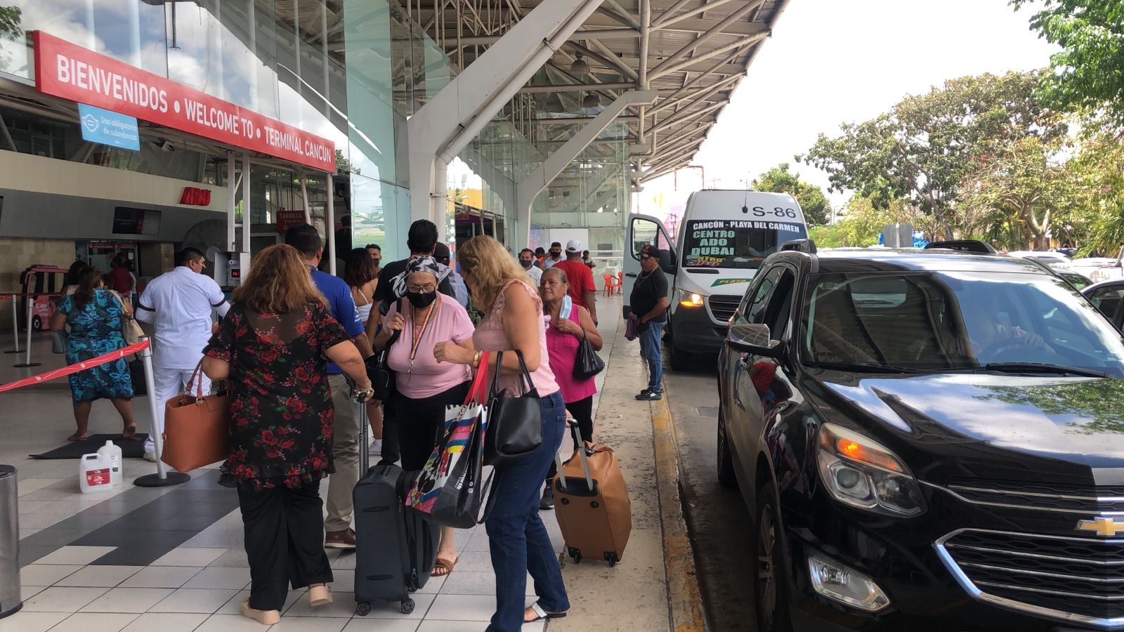 Taxistas de Cancún en la Terminal de ADO, indicaron que la mayoría de sus servicios son a turistas extranjeros Taxistas de Cancún en la Terminal de ADO, indicaron que la mayoría de sus servicios son a turistas extranjeros