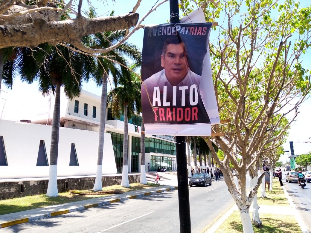 Hace unos días ciudadanos colocaron pequeñas lonas frente al PRI donde señalaban a los diputados federales de Campeche por ser traidores