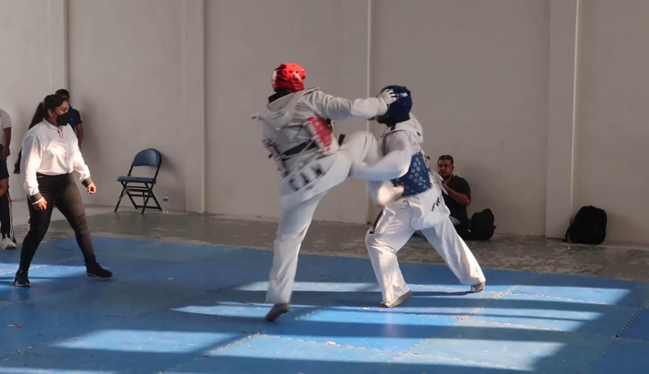 El estudiante Israel Martínez, de Administración y finanzas, practica la disciplina de taekwondo El estudiante Israel Martínez, de Administración y finanzas, practica la disciplina de taekwondo