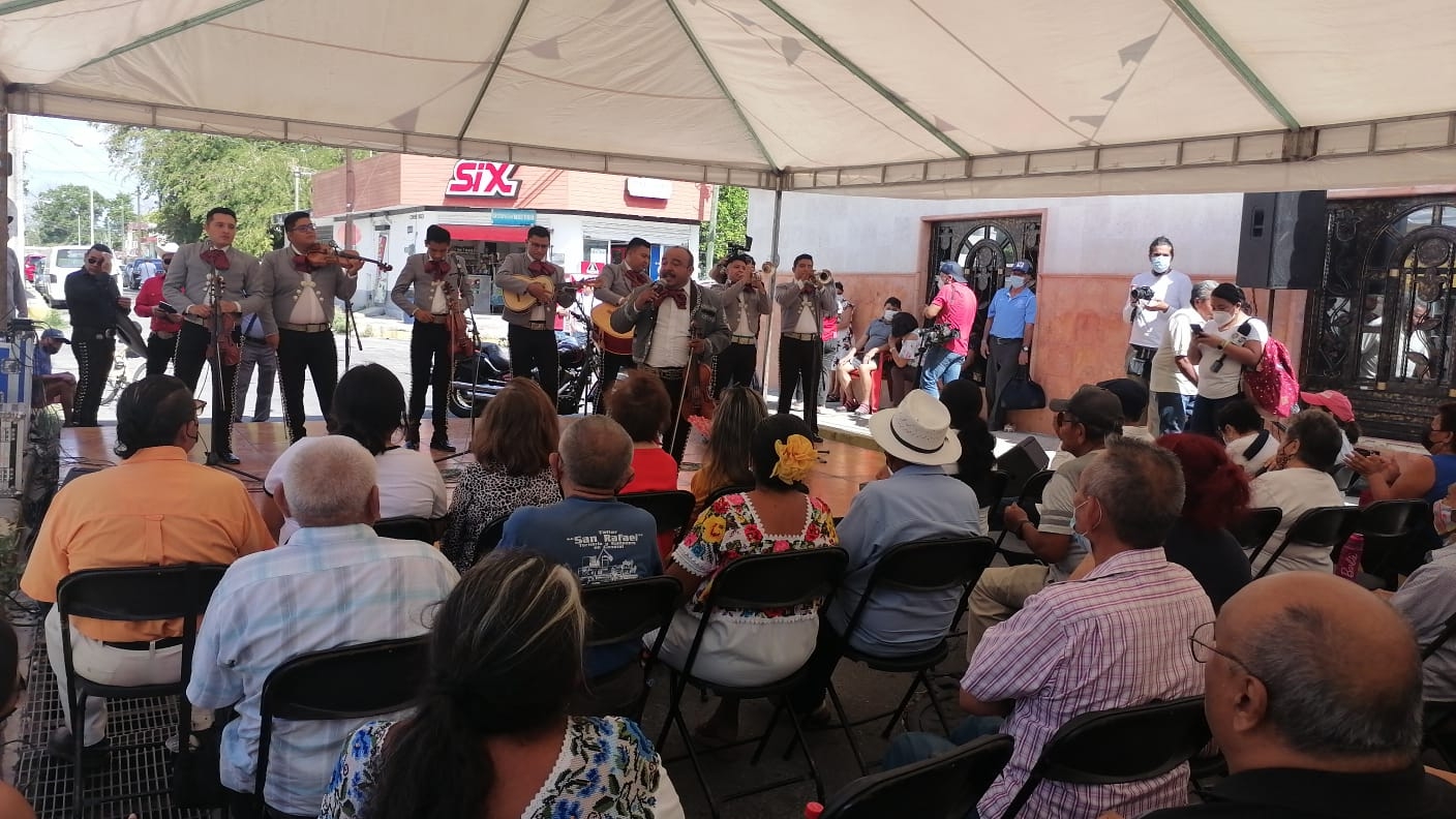 Seguidores de Pedro Infante se reunieron en la esquina de la Socorrito, lugar donde cayó la avioneta