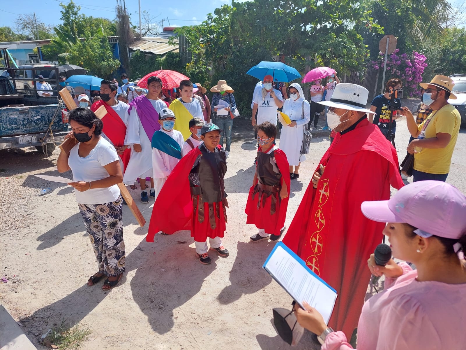 Entre niños y adultos, se caracterizaron para representar la Crucifixión de Cristo en calles de Chetumal