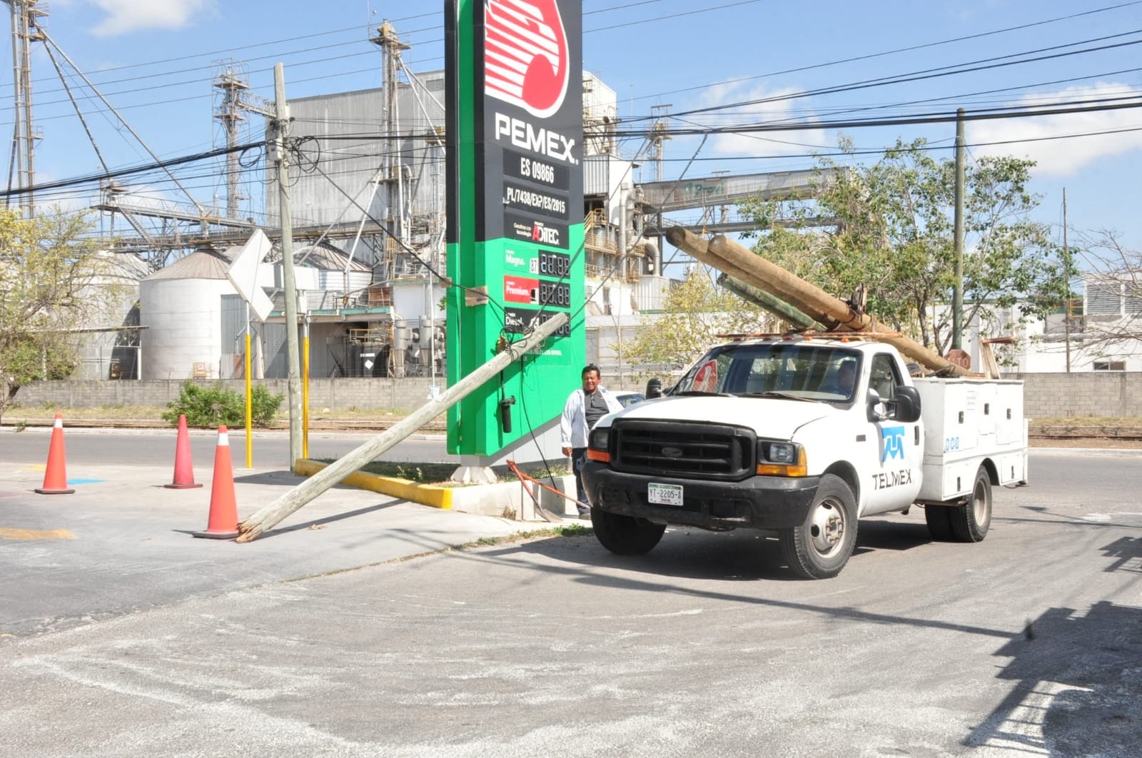 Tras el incidente, arribó personal de Telmex para cambiar el poste dañado Tras el incidente, arribó personal de Telmex para cambiar el poste dañado