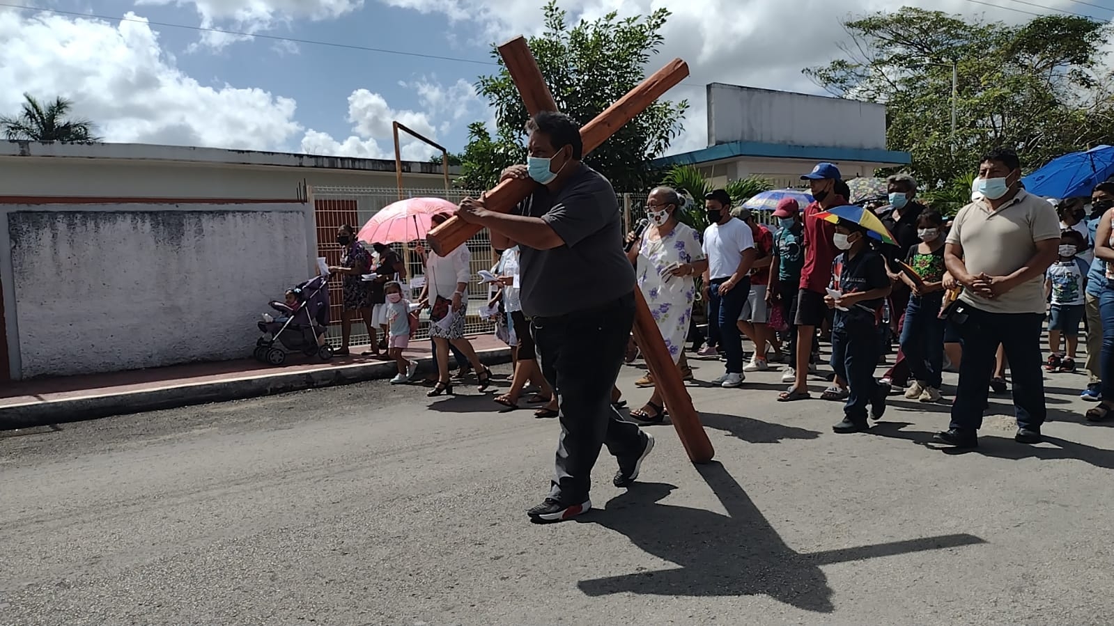 En Felipe Carrillo Puerto, las personas seguían a quien cargaba la cruz, durante el recorrido del Viacrucis este Viernes Santo En Felipe Carrillo Puerto, las personas seguían a quien cargaba la cruz, durante el recorrido del Viacrucis este Viernes Santo
