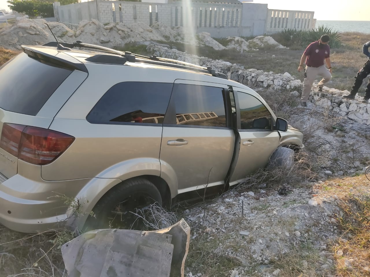 La camioneta terminó fuera de la carretera
