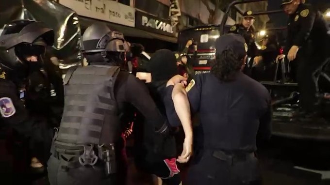 Las mujeres detenidas fueron trasladadas al juez cívico. Foto: Twitter@manueloropeza68