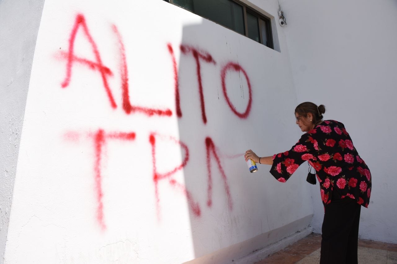Elisa Hernández Romero fue captada al momento de vandalizar con pintura roja