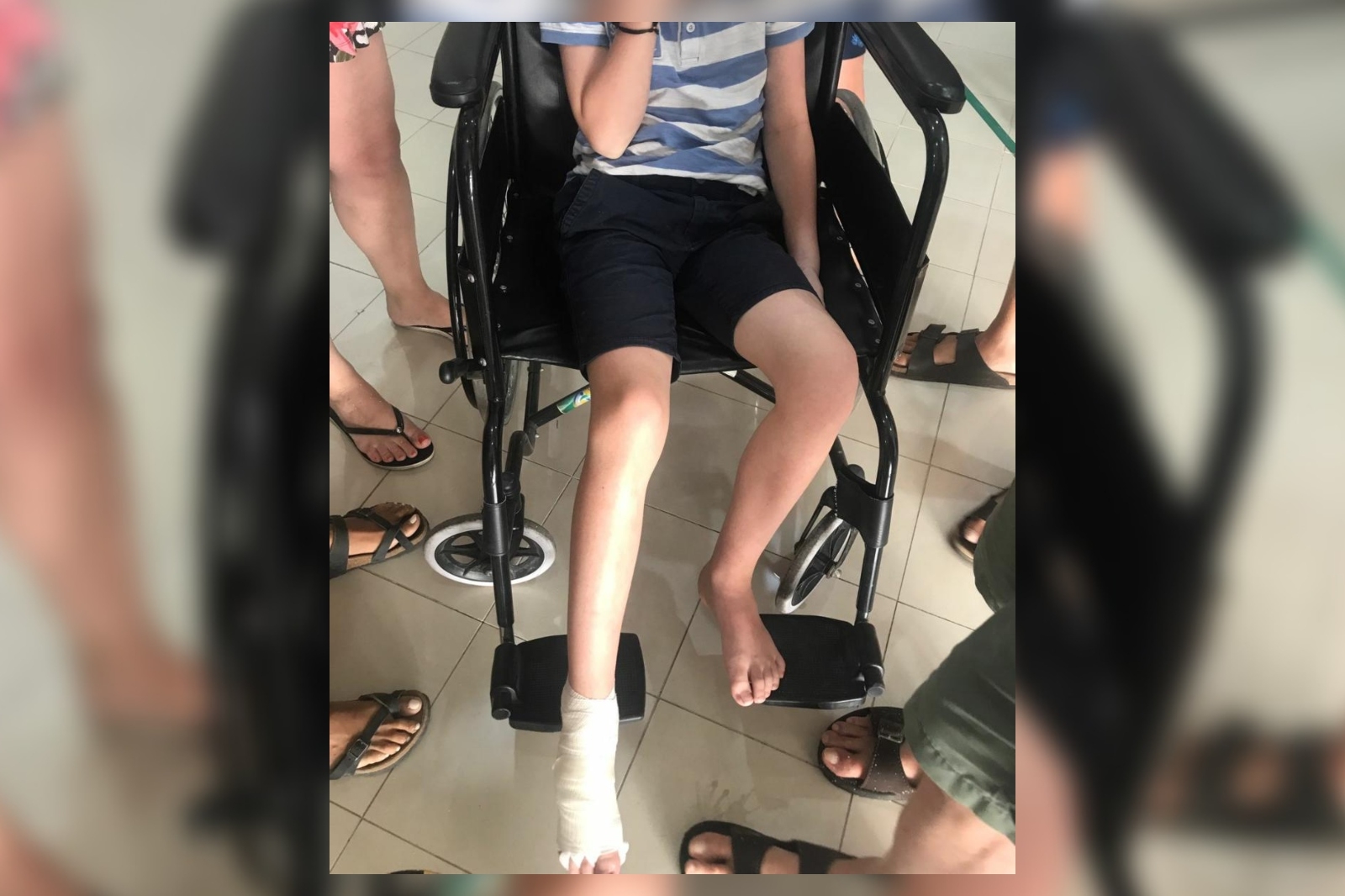 Tras la nula atención en la Cruz Roja, el niño fue atendido en la Clínica San Miguel de Cozumel, donde su pie fue suturado para cerrar la herida tras el corte que le hizo la propela de la embarcación