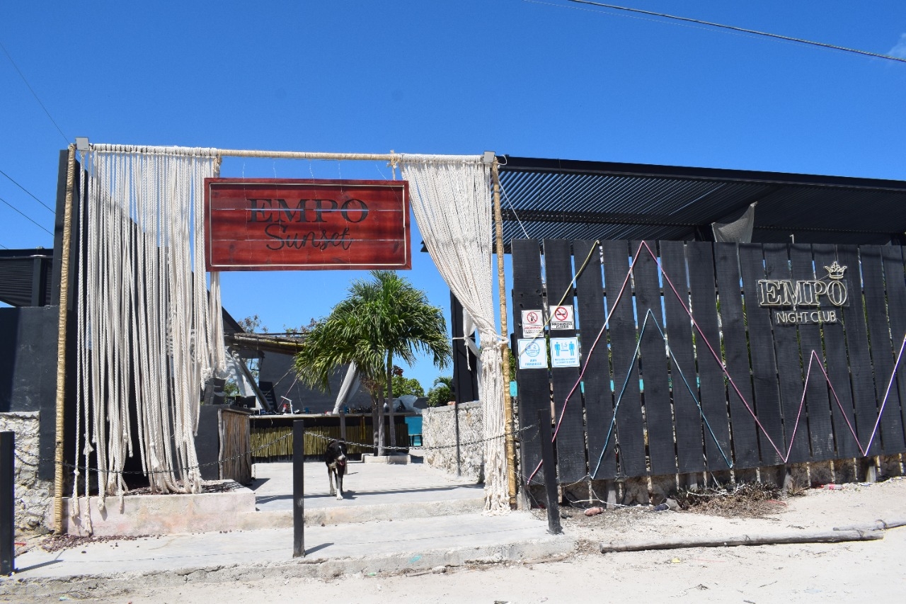 Antro Emporio en la zona de discos en el puerto de Chicxulub Antro Emporio en la zona de discos en el puerto de Chicxulub