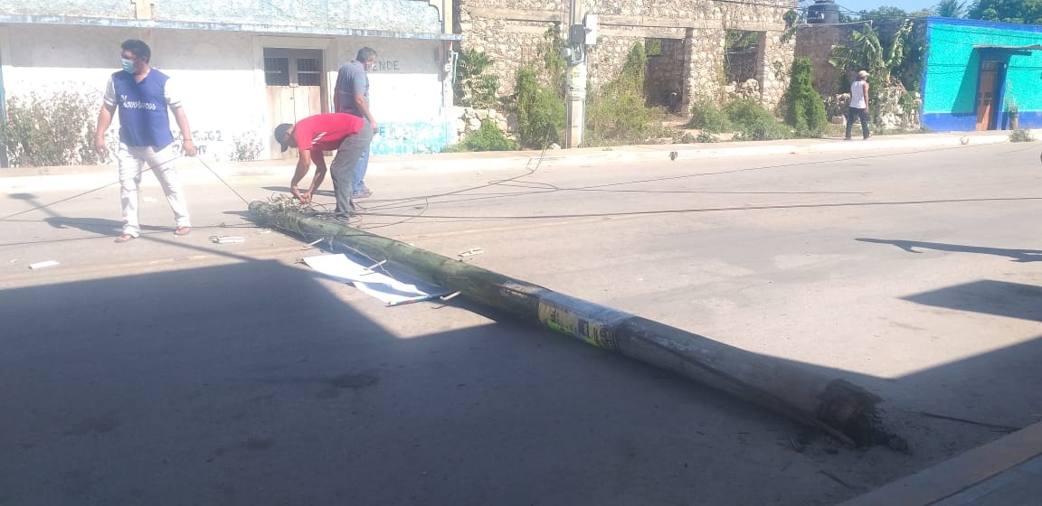 Tras no calcular la altura del vehículo el tráiler derribó postes de servicios de telefonía y televisión por cable Tras no calcular la altura del vehículo el tráiler derribó postes de servicios de telefonía y televisión por cable