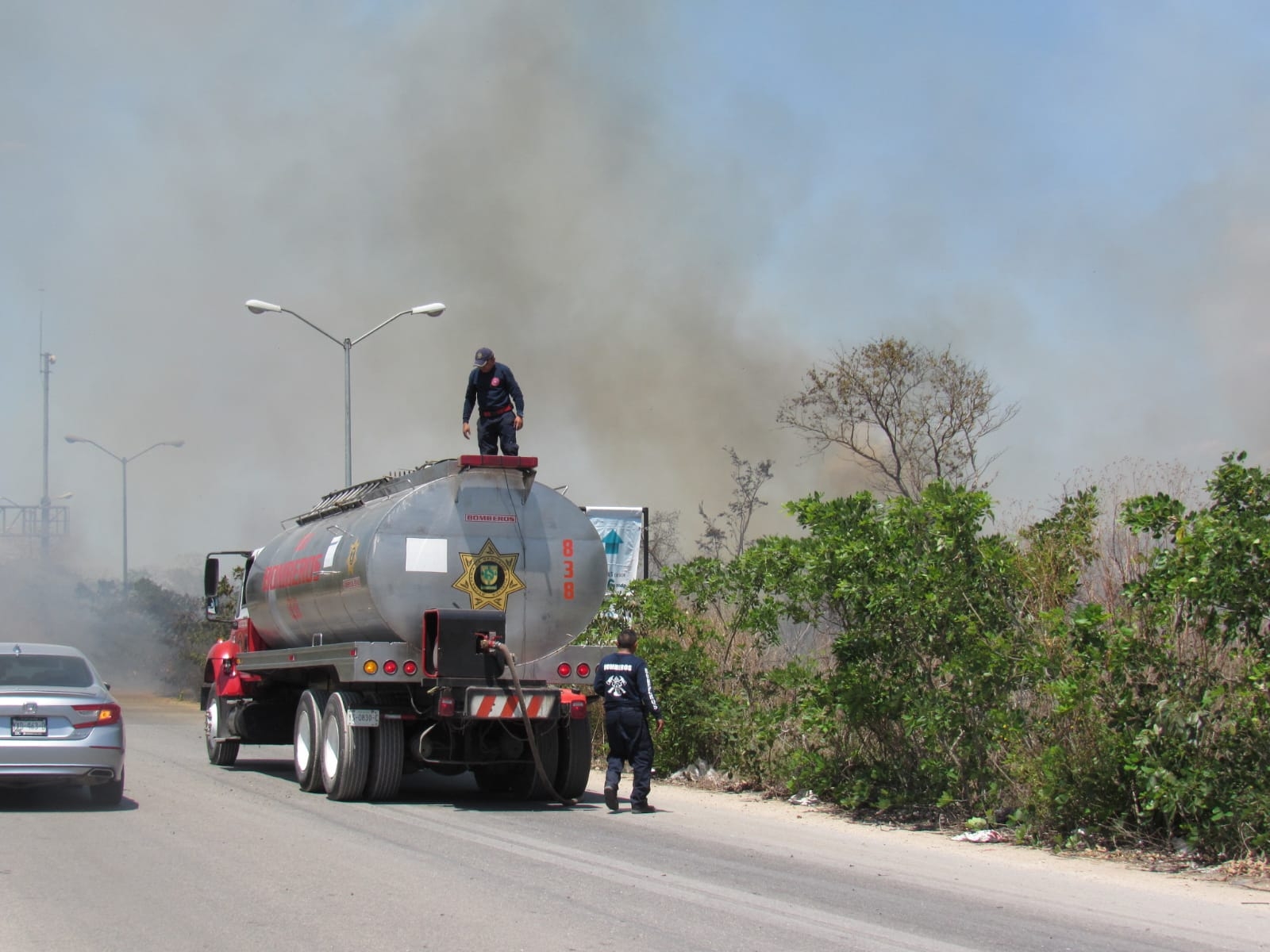 Los bomberos ya se encuentran apagando las llamas Los bomberos ya se encuentran apagando las llamas