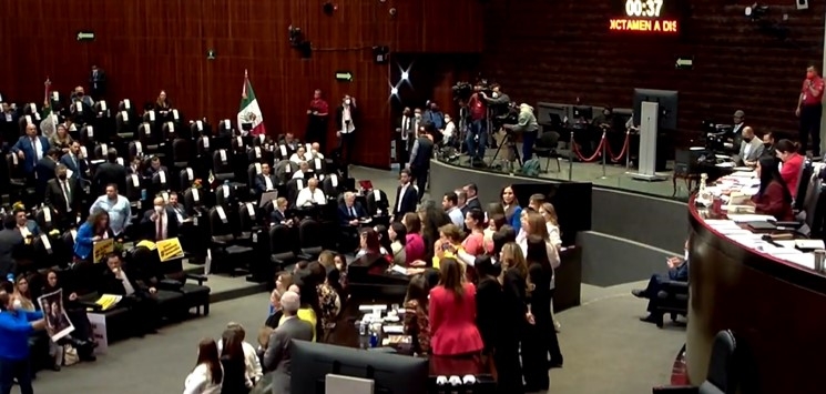 Durante la discusión en lo general se han escuchado poscionamientos a favor y en contra de la Reforma Eléctrica. Foto: Captura de pantalla