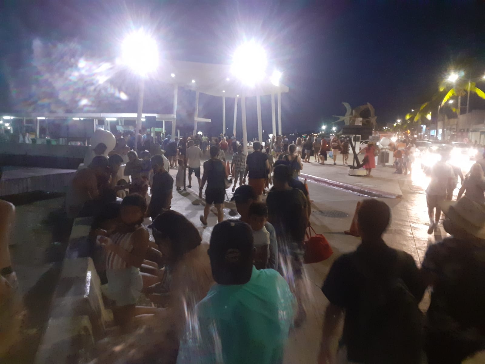Por la temporada vacacional se vieron saturados los cruces en ferry; hay cientos de turistas sin poder viajar Por la temporada vacacional se vieron saturados los cruces en ferry; hay cientos de turistas sin poder viajar