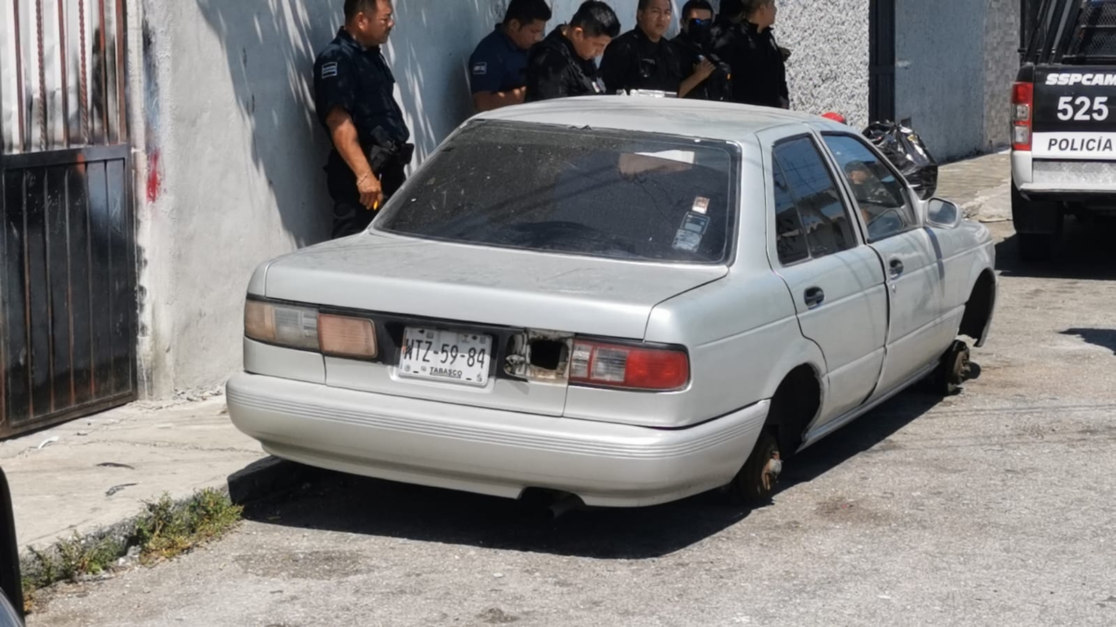 El automóvil ya no contaba con ningún neumático El automóvil ya no contaba con ningún neumático