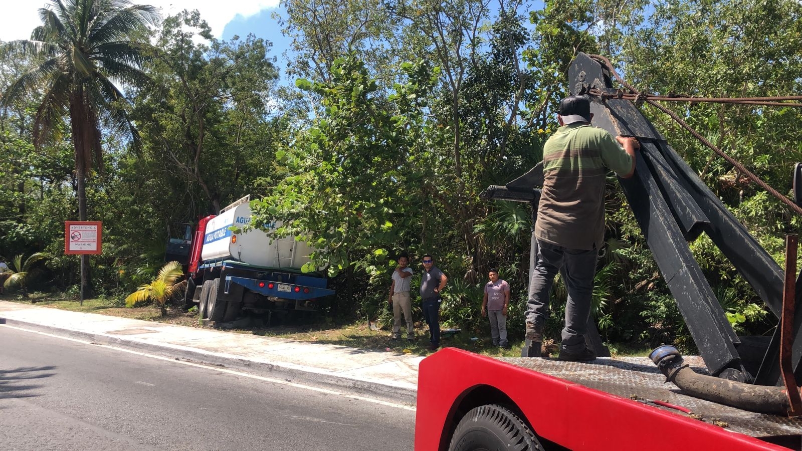 La pipa fue sacada por una grúa del lugar del accidente en la Zona Hotelera de Cancún, luego de que terminase sobre la banqueta La pipa fue sacada por una grúa del lugar del accidente en la Zona Hotelera de Cancún, luego de que terminase sobre la banqueta