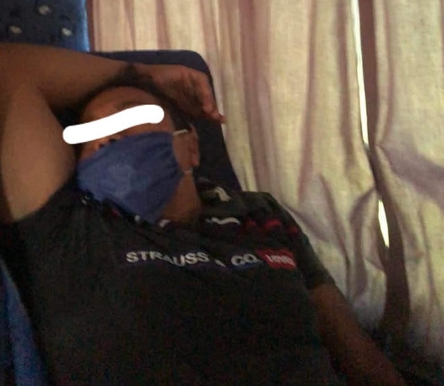 Al ser descubierto, el hombre se hizo el dormido durante el viaje