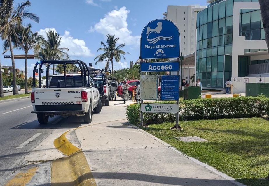 Agentes de la Guardia Nacional permanecen afuera del condominio en la Zona Hotelera de Cancún para evitar el ingreso de armas al sitio