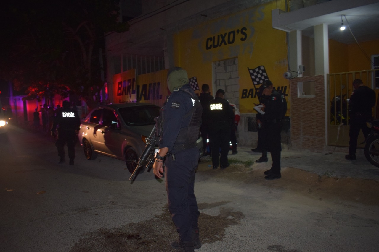 Al lugar arribaron varios elementos de la policía municipal con armas largas