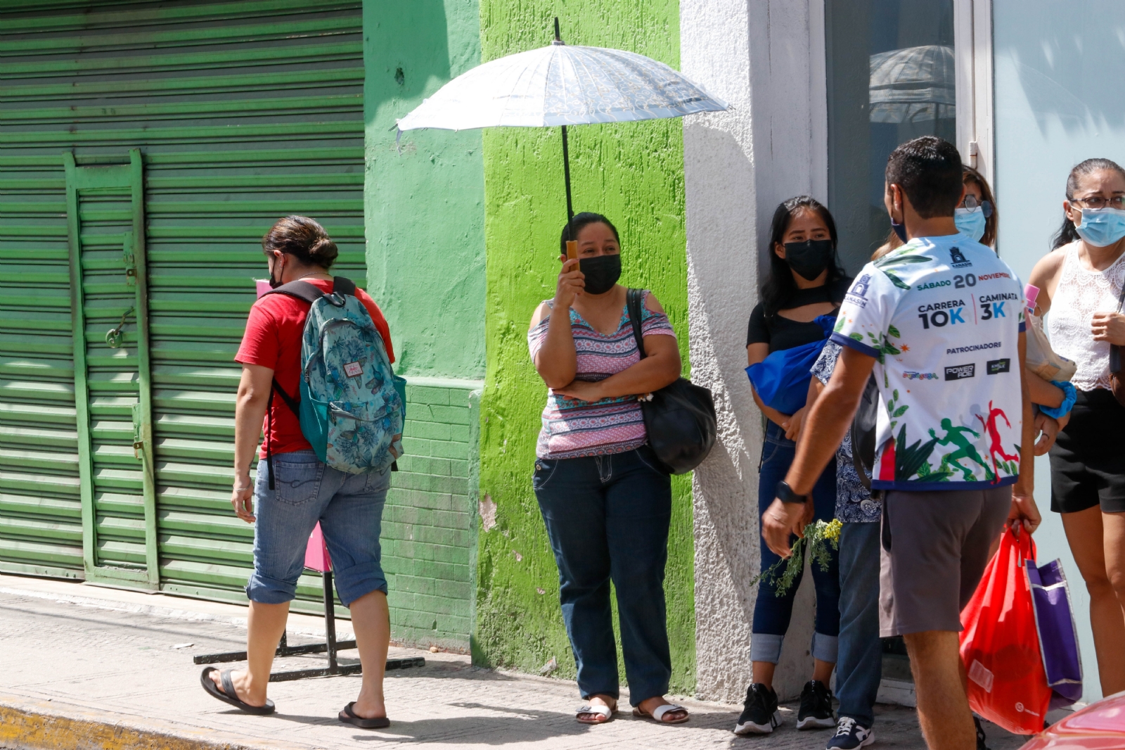 Salir con sombrilla podría ayudar a evitar el Sol de Mérida Salir con sombrilla podría ayudar a evitar el Sol de Mérida
