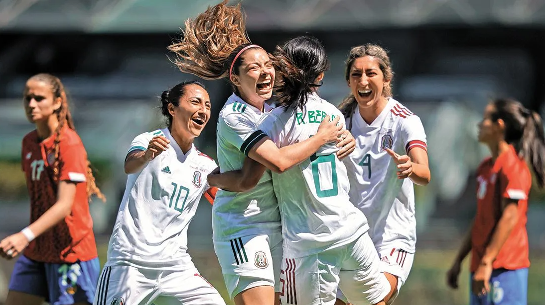 Durante el sorteo, se encontraba presente la entrenadora tricolor, la Profesora Mónica Vergara