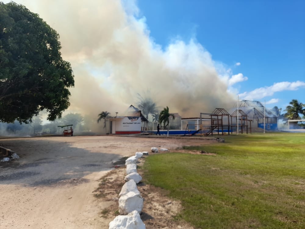 Las causas de las llamas son desconocidas y en el sitio no se apreciaba personal del local Las causas de las llamas son desconocidas y en el sitio no se apreciaba personal del local