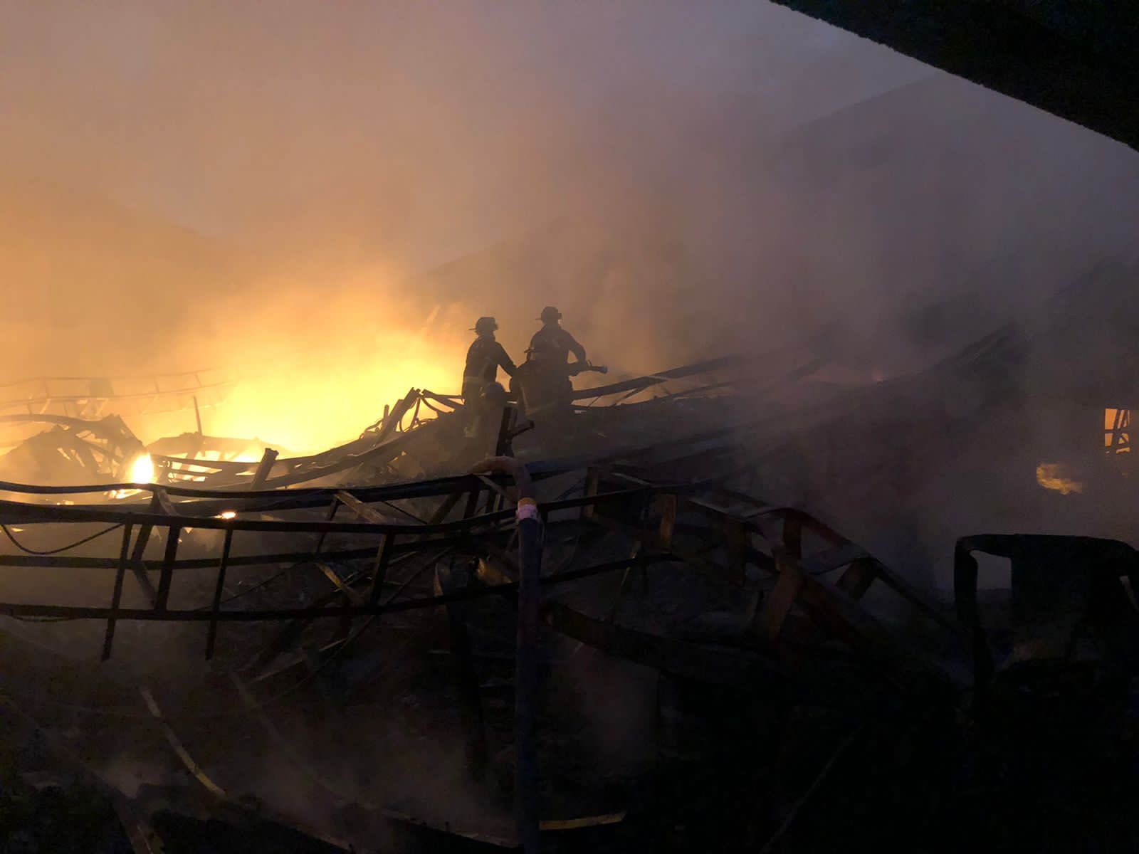 Incendio consume fábrica de aerosoles en Iztapalapa Incendio consume fábrica de aerosoles en Iztapalapa