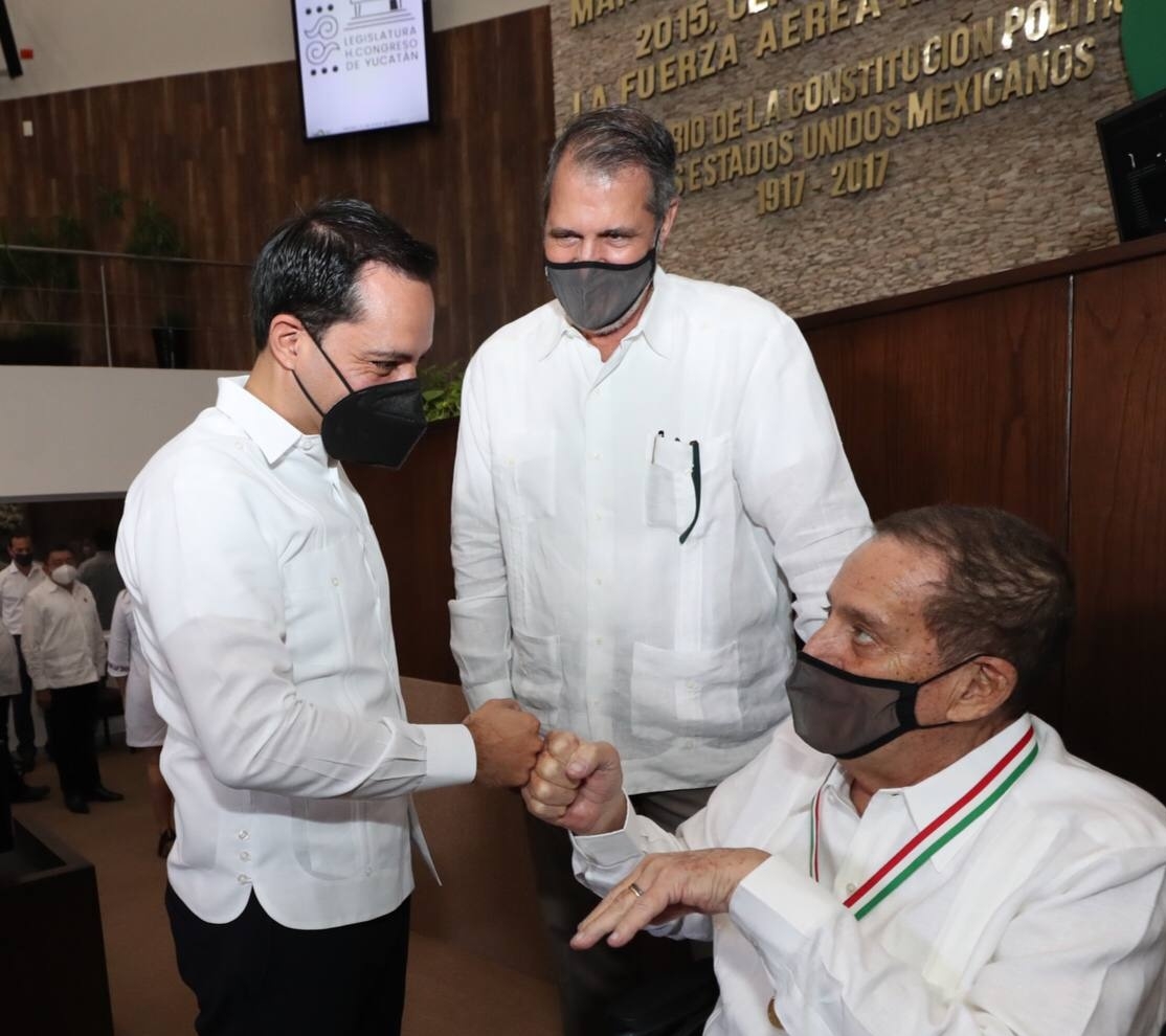 Mauricio Vila felicitó a José Manuel Díaz Rubio el pasado 11 de enero, tras recibir la Medalla 'Héctor Victoria Aguilar' en el Congreso de Yucatán Mauricio Vila felicitó a José Manuel Díaz Rubio el pasado 11 de enero, tras recibir la Medalla 'Héctor Victoria Aguilar' en el Congreso de Yucatán